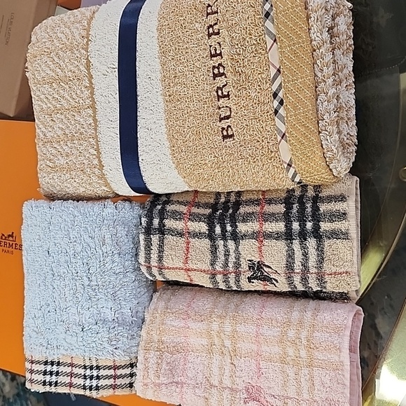 Burberry London Hand towel and Face towel sets - Picture 2 of 5